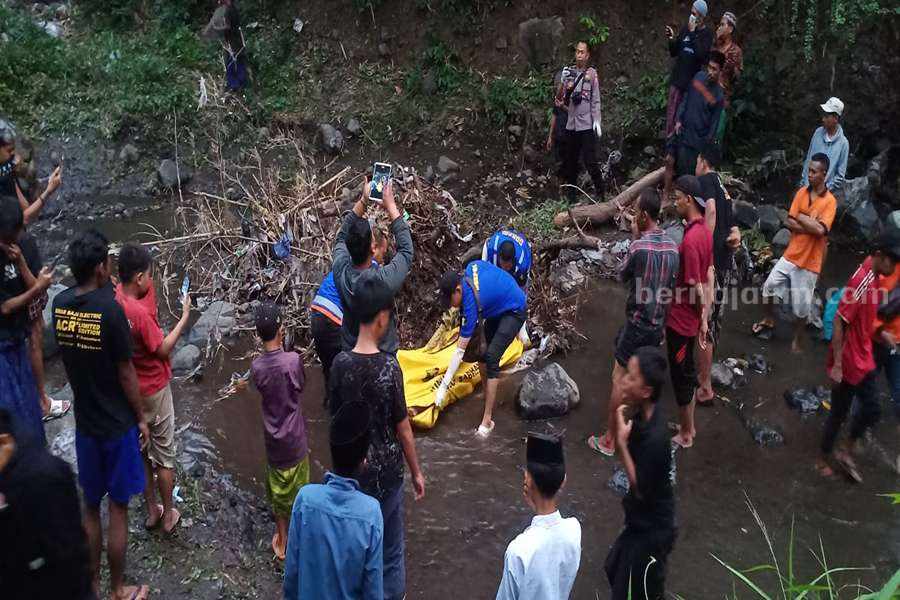 Sejumalh petugas inafis Polres Pasuruan saat melakukan evakuasi korban.
