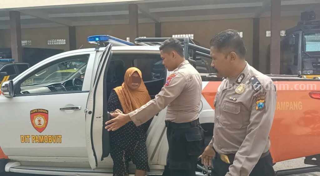 Sering Dengar Bisikan Gaib, Perempuan di Sampang Ini Coba Bunuh Diri Evakuasi perempuan yang hendak bunuh diri oleh polisi Sampang (Foto: Zamachsari/beritajatim.com)