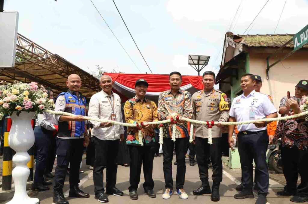 Pj Wali Kota Malang, Wahyu Hidayat meresmikan Palang Pintu Perlintasan Sebidang Kereta Api.