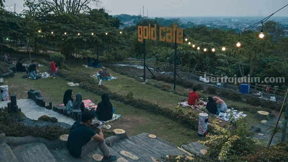 Ada Cafe di Gresik Cocok Untuk Acara Tahun Baru Foto view salah satu cafe di kawasan Makam Putri Cempo Gresik