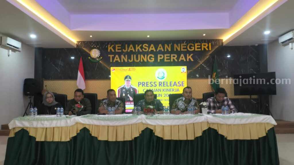 Kejari Tanjung Perak Saat Menggelar pers release laporan akhir tahun