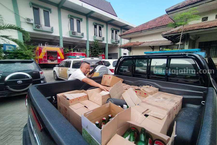 Petugas Satpol PP Kabupaten Pasuruan saat mengamankan ratusan miras ke Mako.
