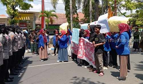 Puluhan Aktivis Perempuan Demo Polres Sampang foto beritajatim