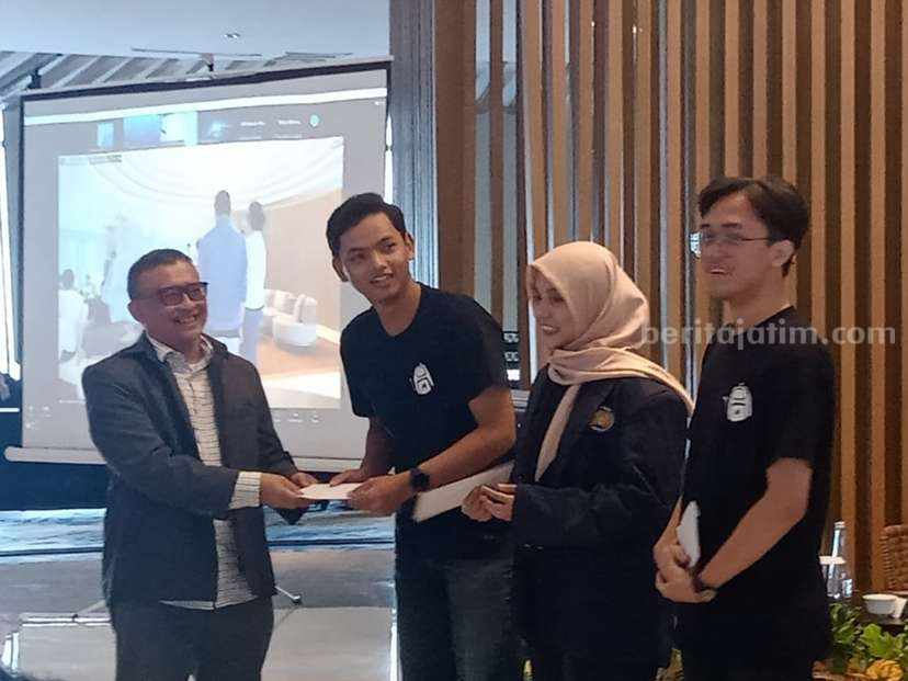 Mahasiswa ITS Manfaatkan AI Dukung Pelayanan Publik Kominfo Penyerahan Juara I pada ajang BOTcamp AI Use Case oleh Direktur Operasi Sumber Daya Kominfo RI Dwi Handoko kepada Tim Mahasiswa ITS.