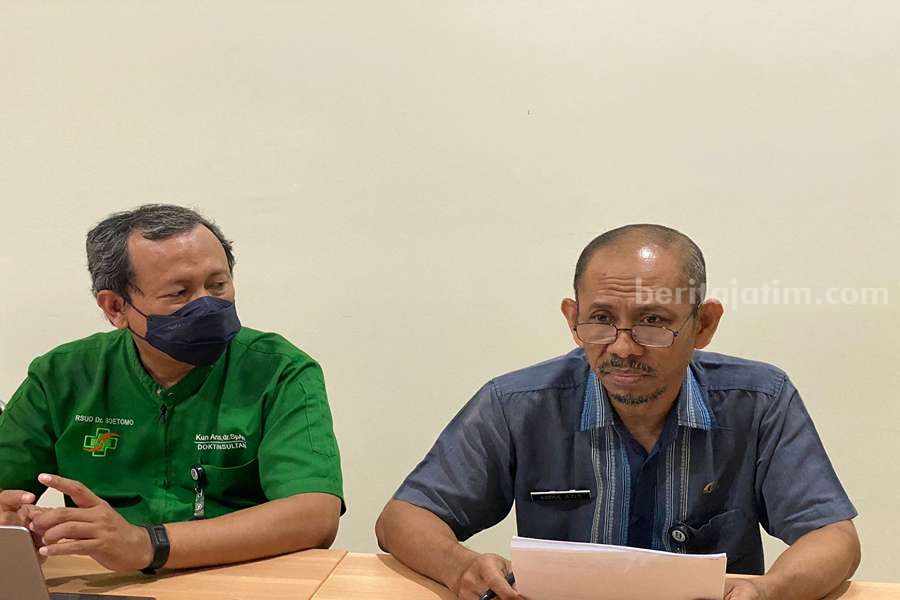Kepala Instalasi Kedokteran Forensik dan Medikolegal RSUD dr. Soetomo Dr. Abdul Aziz (kanan) saat konpres di RSUD. dr. Soetomo, Jumat (29/12/2023). (Foto/ist).