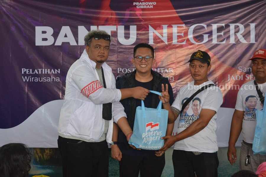 M. Ali Affandi La Nyalla Mahmud Mattalitti menyerahkan bingkisan.