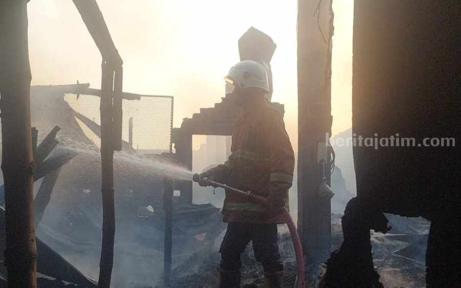 Petugas PMK BPBD Kabupaten Mojokerto melakukan pemadaman. [Foto : ist]