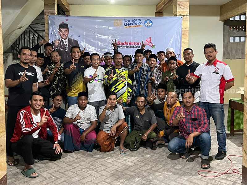 Tim PKM Unesa Kenalkan Olahraga Air Badminton di Probolinggo Tim PKM Unesa memberikan workshop Air Badminton di Triwung Kidul, Kota Probolinggo.