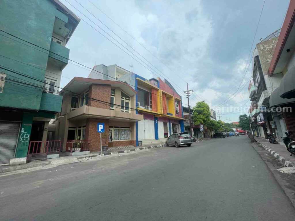 Jalan Samanhudi Gresik kerap menjadi langganan banjir saat hujan deras