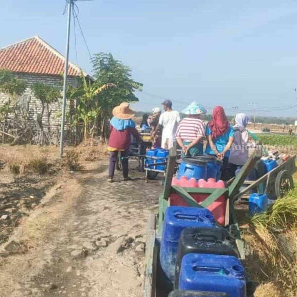 Warga Desa Marparan saat antri mendapatkan air bersih (Foto: Zamachsari/beritajatim.com)