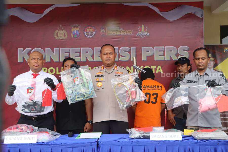 Kapolres Pasuruan Kota Makung Ismoyo Jati saat menunjukkan sejumlah barang bukti.