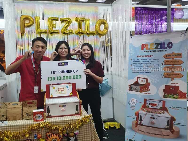 Mahasiswa Teknik Industri Ubaya (dari kiri) Robbel Putra Halim, Silvia, dan Angeline Priscillia membuat inovasi mainan anak Plezilo.