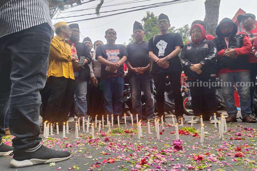 Relawan Ganjar Surabaya Aksi Kutuk Pemukulan di Boyolali dan Sleman Relawan Ganjar saat melakukan aksi damai dan doa bersama di depan kantor Sekber Relawan Ganjar-Mahfud Jalan Arjuno, Surabaya Minggu (31/12/2023).