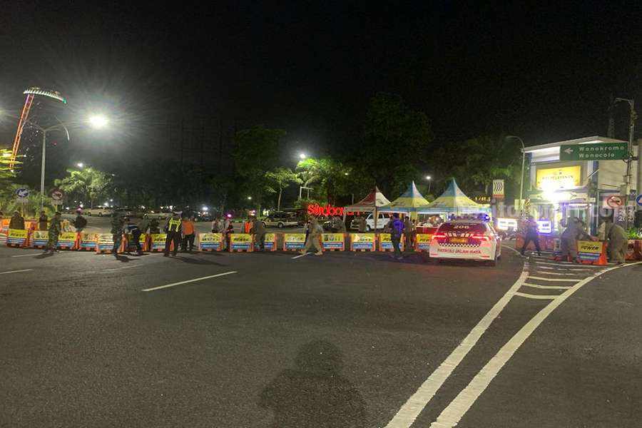 Malam Ini di Kota Surabaya, Konvoi Dilarang Masuk Penyekatan di perbatasan Surabaya-Sidoarjo (bundaran Waru), Minggu (31/12/2023) malam.