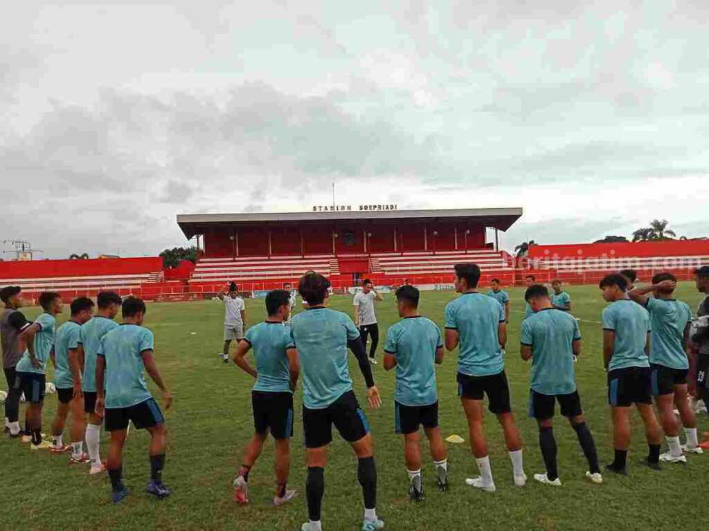 Foto pemain Gresik United saat menjalani latihan di Stadion Supriyadi Blitar