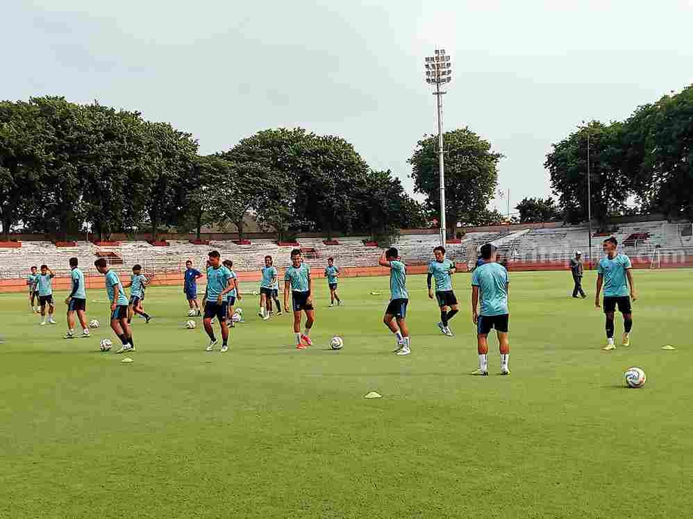 Pemain Gresik United saat mencoba lapangan di Stadion Gelora 10 November Tambaksari Surabaya