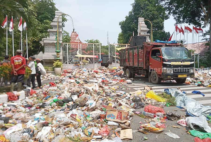 Pengelola TPS3R Sebut Demo Anarkis Petugas Kebersihan Syarat Kepentingan Tumpukan sampah yang ditumpahkan oleh para demonstran.