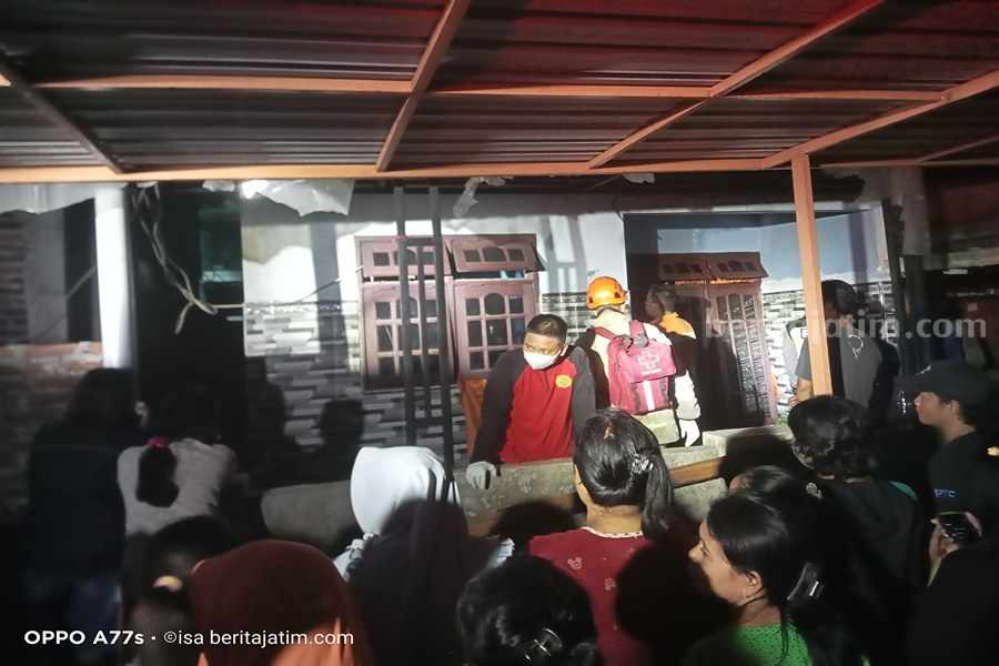 Suasana rumah ledakan mercon di Sidoarjo.