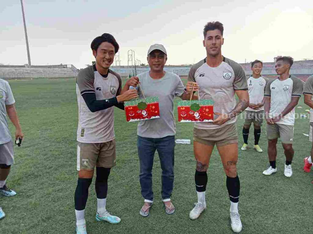 Jelang Natal, Tiga Pemain Gresik United Dapat Kejutan Foto dua pemain asing Gresik United Renshi Yamaguchi dan Victor Bartemeuo mendapat kejutan berupa kado natal