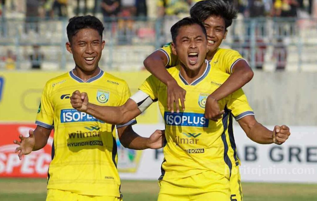 Pemain Gresik United melakukan selebrasi usai mencetak gol