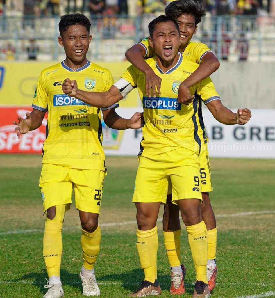 Foto pemain Gresik United Samsul Arif (dua dari kanan) melakukan selebrasi usai mencetak gol.