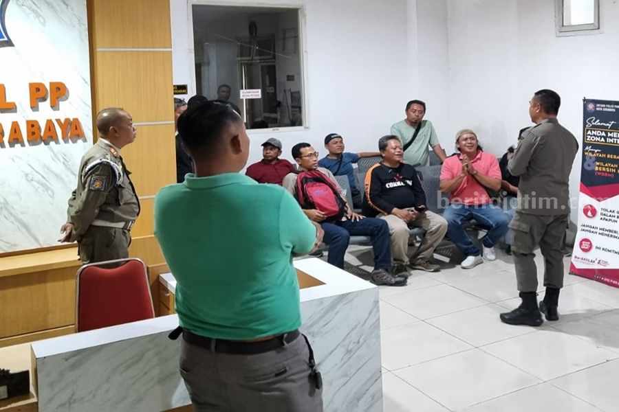Perwakilan buruh saat mendatangi kantor Satpol PP Kota Surabaya, Jumat (01/12/2023).(foto/ist)