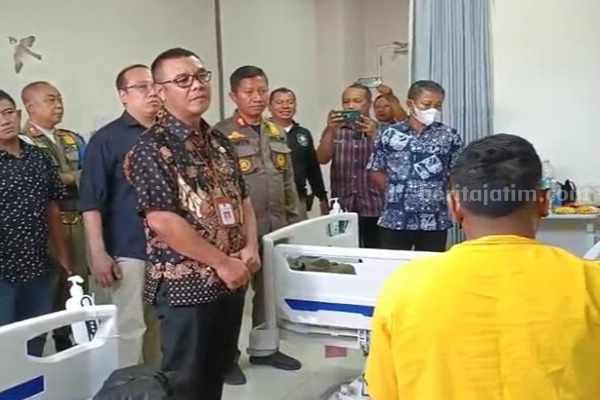 Kasatpol PP Surabaya, M Fikser saat menjenguk dua anggotanya yang menjadi korban pengeroyokan oleh massa buruh.