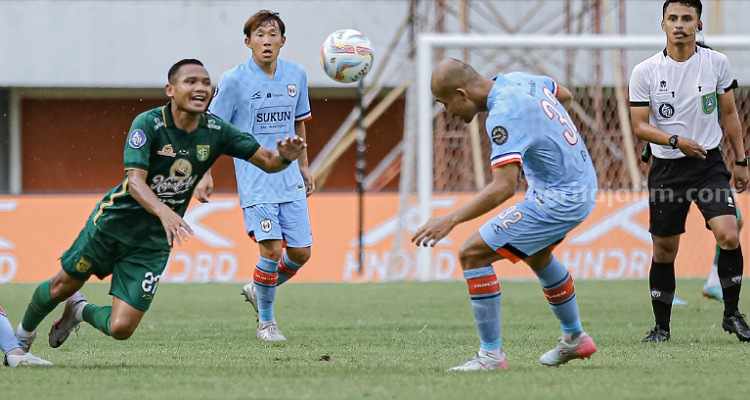 Tahan Imbang Rans Nusantara, Pelatih Persebaya Sebut Beruntung Dapat Poin Setelah Paceklik Kemenangan Persebaya Surabaya vs Rans Nusantara. (Way)