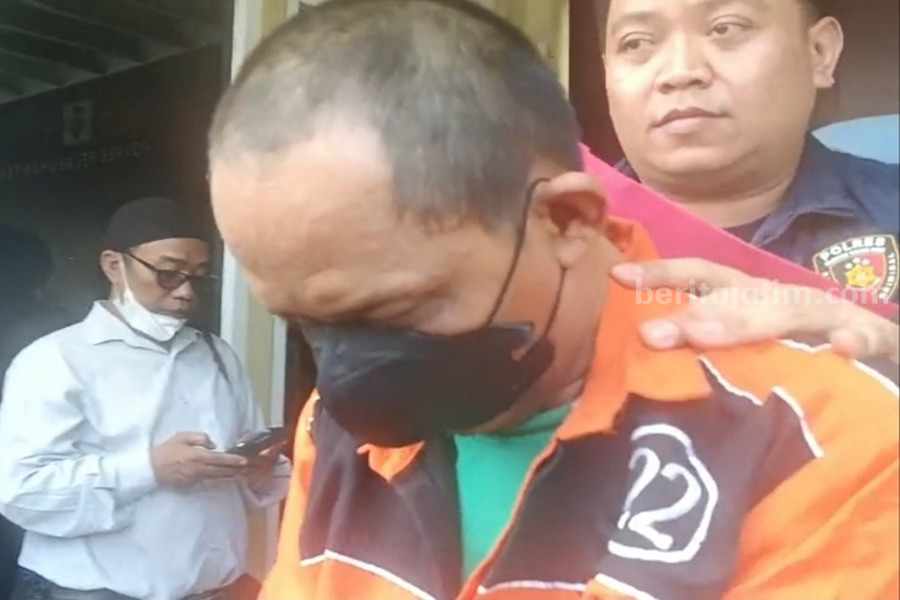 Pelaku pelecehan seksual kepada Balita Yatim di Surabaya berinisial BM (51) saat dikeler petugas kepolisian. (Foto/ist)