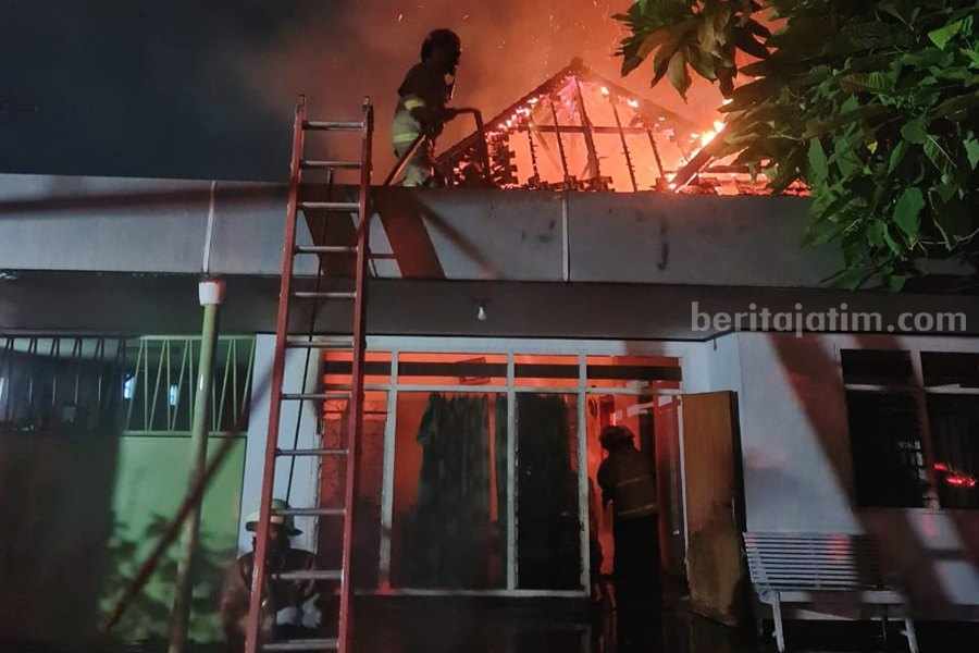 Petugas DPKP Kota Surabaya saat berusaha memadamkan api yang melahap sebuah rumah di Jalan Musi, Jumat (01/12/2023). (Foto/ist)
