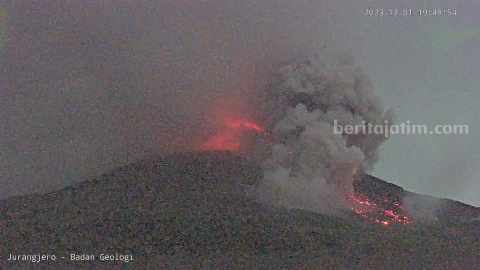 Gunung Merapi Muntahkan Awan Panas Sejauh 2.000 Meter, Hujan Abu di Boyolali dan Magelang