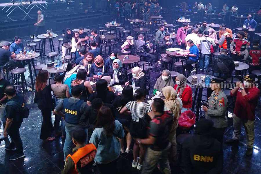 Petugas BNNK Surabaya saat melakukan tes urine di diskotik Surabaya, Sabtu (02/11/2023). (Foto/ist).