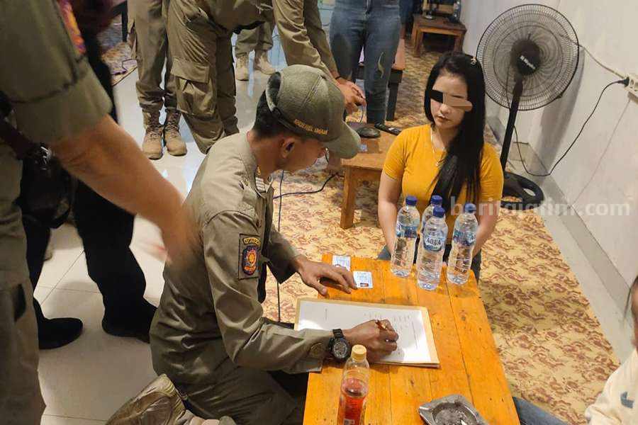 Foto : Petugas Satpol PP Kabupaten Pasuruan saat mendata pemilik warung karaoke.