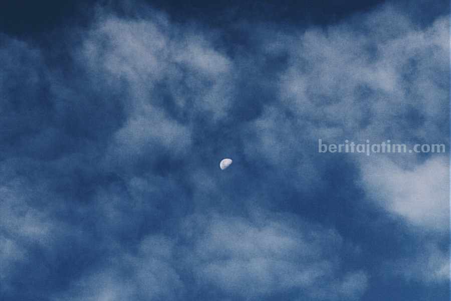 Penampakan bulan di siang hari. (Sumber foto: Pexels/Andre Moura)