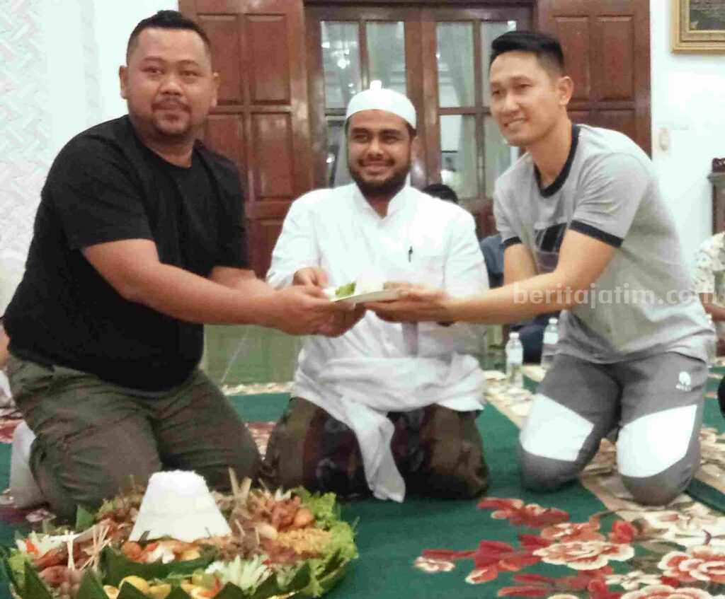 Presiden Klub Gresik United Fandi Akhmad Yani (kanan) saat memberikan potongan nasi tumpeng kepada pelatih Agus Indra Kurniawan