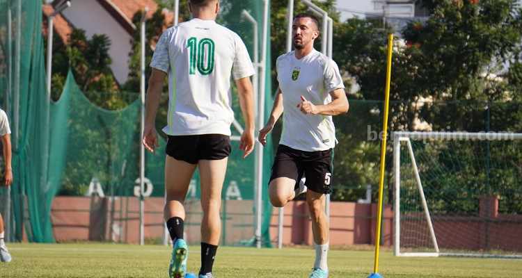 Dusan Stevanovic, Pemain asing Persebaya terpaksa menepi karena cedera. (Way)