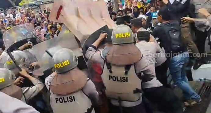 Demo Kantor BRI Sampang Ricuh 2 Warga Diamankan Suasana kericuhan demo di depan kantor BRI cabang Sampang (Zamachsari/beritajatim.com)