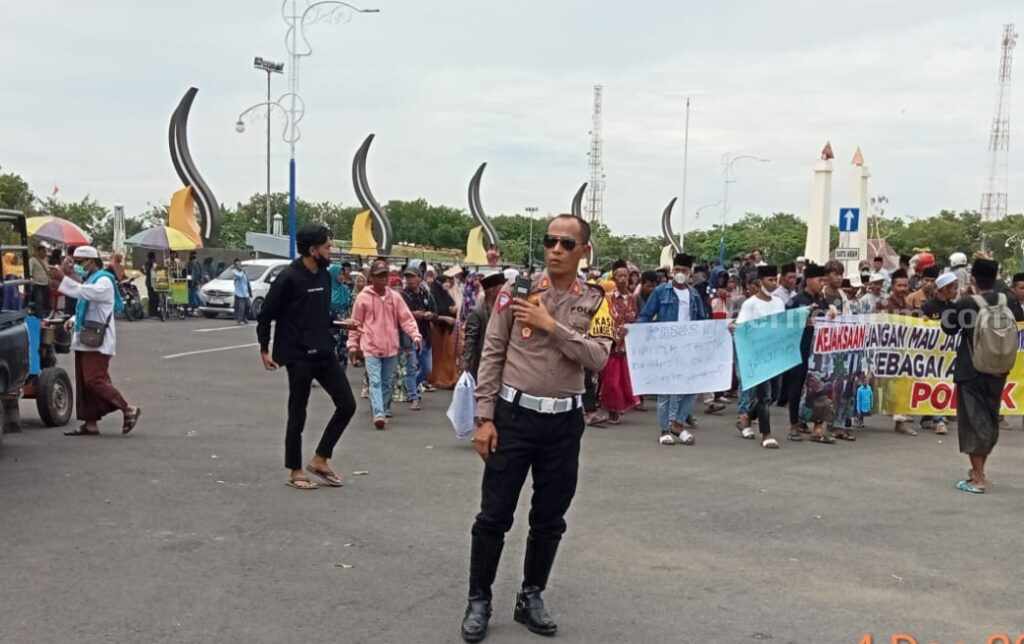 AKP Rukimin, Kasatlantas Polres Sampang saat amankan arus lalin demo kantor Bank Rakyat Indonesia (Zamachsari/beritajatim.com)
