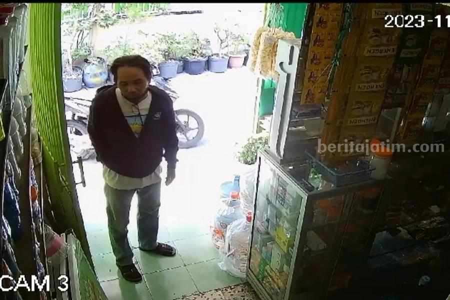 Pelaku yang menggunakan uang palsu kepada pedagang toko di Gubeng. (Foto/tangkapan layar).