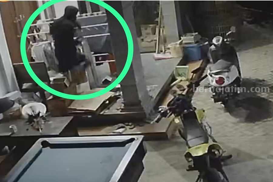 Tangkapan layar peristiwa pencurian pakain dalam di Ponorogo. (Foto/Istimewa)