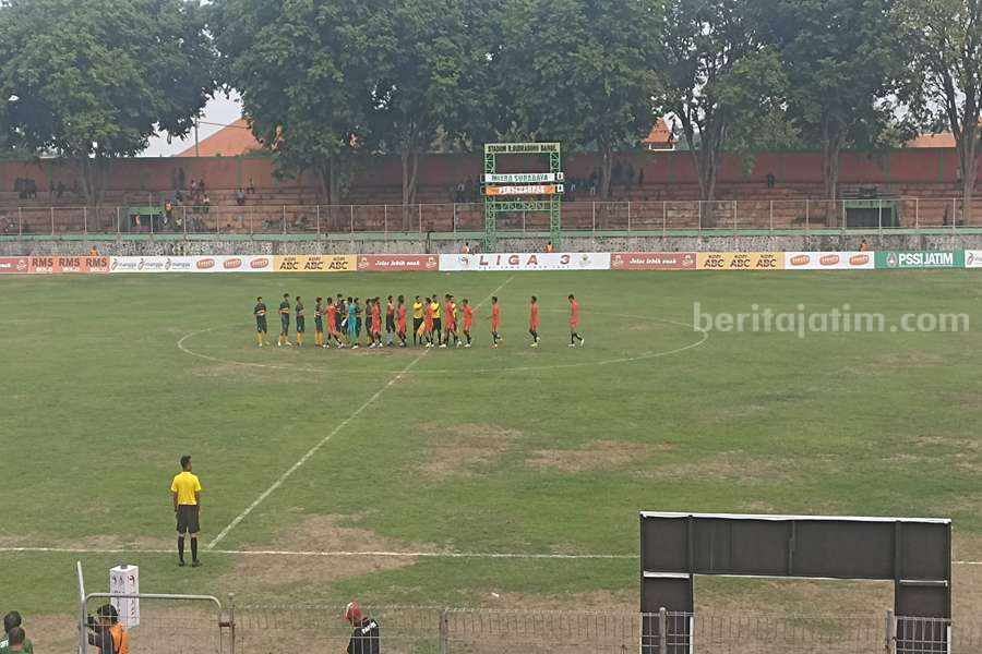 Jadi Tuan Rumah, Persekabpas Berhasil Unggul 4-0 dari Mitra Surabaya Suasana pertandingan antara Persekabpas melawan Mitra Surabaya di Stadion R Soedarsono Bangil.