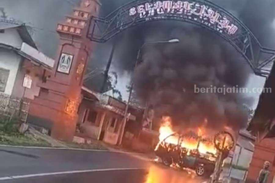 Kobaran api yang membumbung tinggi membakar satu unit mobil di Nongkojajar Pasuruan.