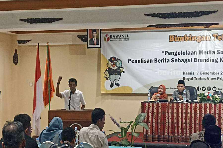 Cegah Hoaks Kampanye, Bawaslu Pasuruan Beri Pemahaman Panwascam Ketua Bawaslu Kabupaten Pasuruan, Arie Yoenanto