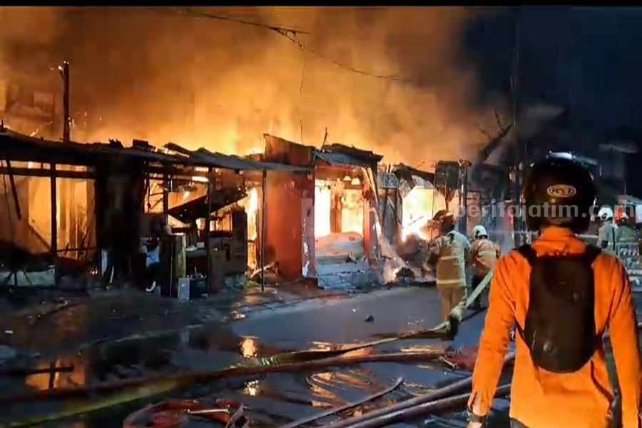 Kebakaran di Jalan Patmosusastro, Wonokromo, Kamis (07/12/2023). (Foto/ist)