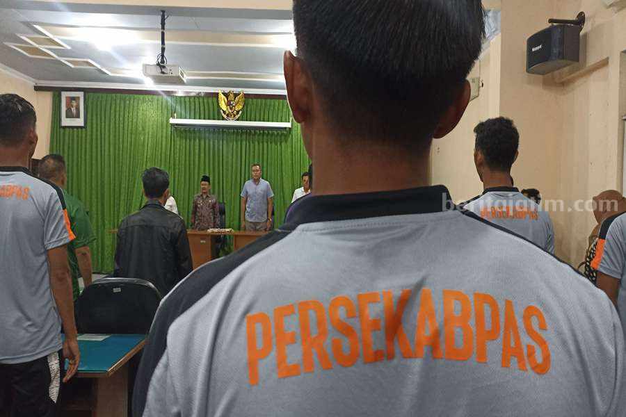 Seluruh pemain Persekabpas saat diberikan suntikan semangat oleh Pj Bupati Pasuruan, Andriyanto.