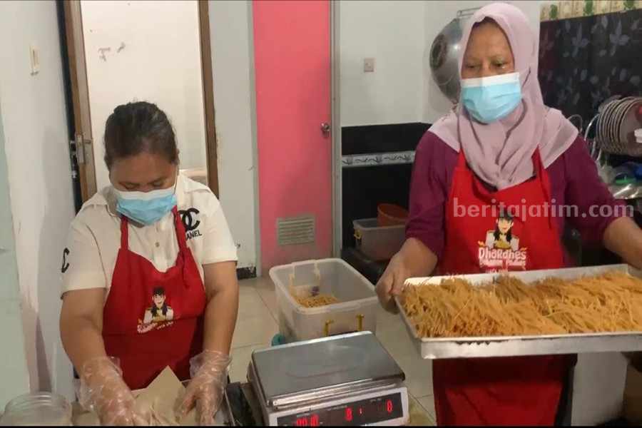 Proses pembuatan mi lidi Dasdes yang digemari banyak orang. (Foto/Istimewa)