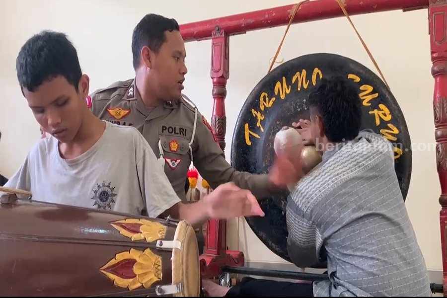 Murid-murid Briptu Luhur dari Panti Asuhan Tunanetra Aisyiyah saat belajar gamelan Reog Ponorogo. (Foto/Istimewa)