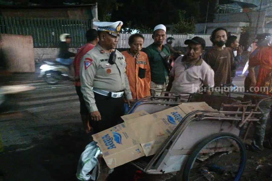 Petugas kepolisian dan warga saat menunggu petugas untuk mengevakuasi jenazah MA di atas sebuah becak, Sabtu (09/12/2023). (Foto/ist).