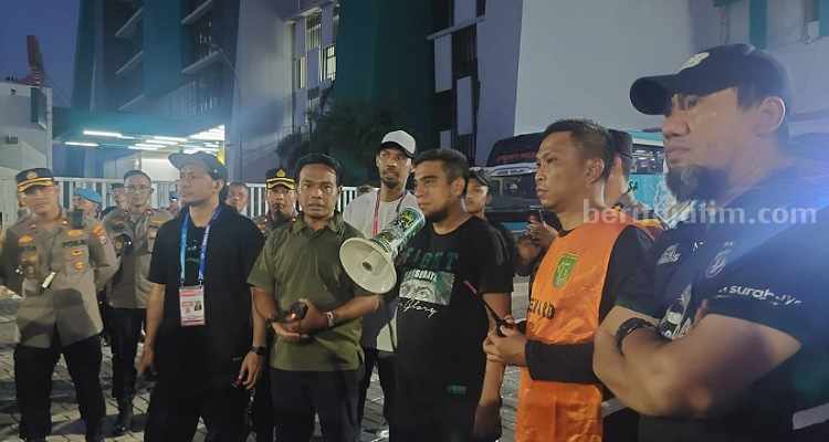 Manajer Persebaya, Yahya Alkatiri menemui suporter usai pertandingan karena di demo. (Way)