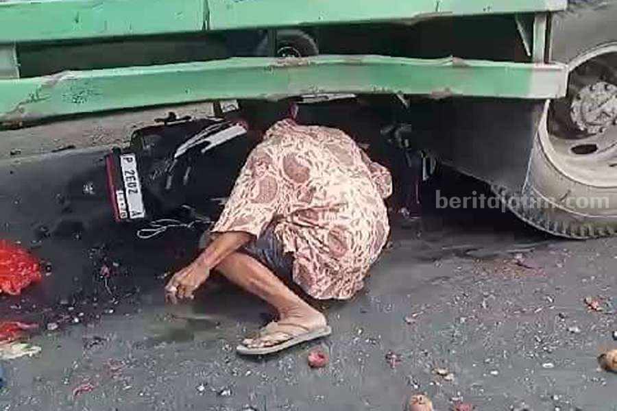 Sejumlah warga saat berusaha mengevakusasi korban kecelakaan.